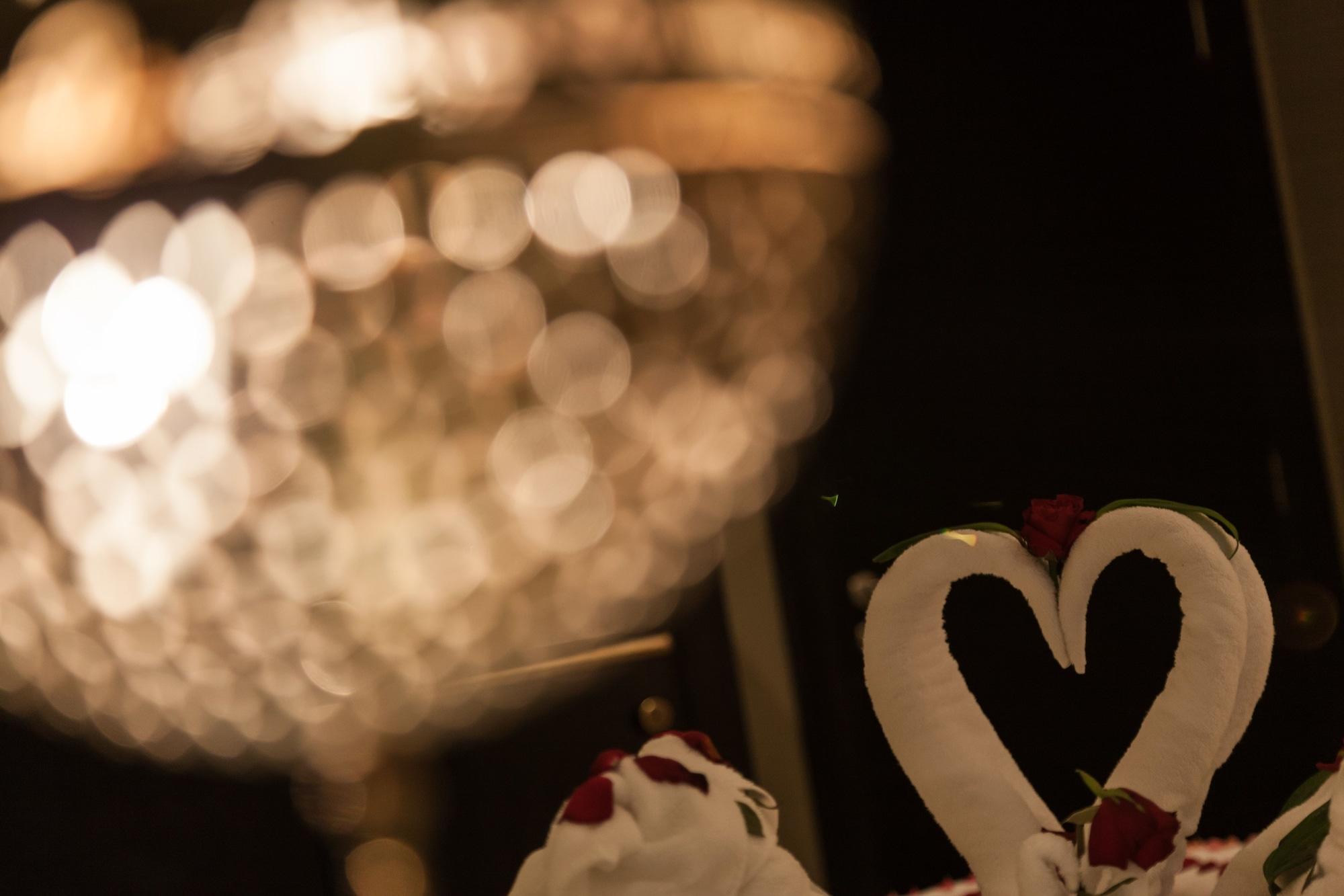 فندق شهد المدينة بإدارة اكور المدينة المنورة المظهر الخارجي الصورة The photo features a decorative arrangement that includes a heart-shaped element made from two intertwined figures, symbolizing love. The heart is adorned with small red roses, adding a romantic touch. In the background, there's a beautifully blurred